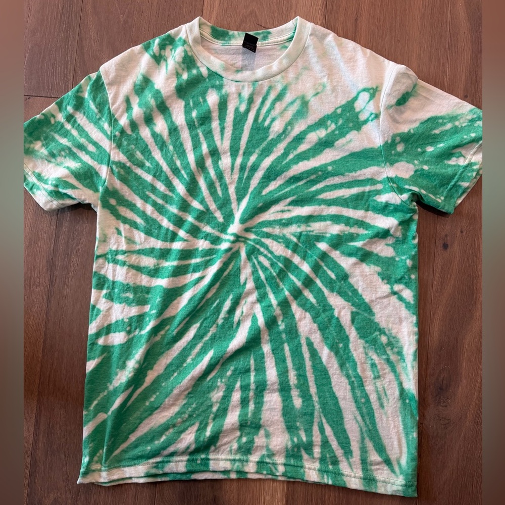 Reverse tie dye t-shirt. Bleach dye. Gildan soft style new. Medium
